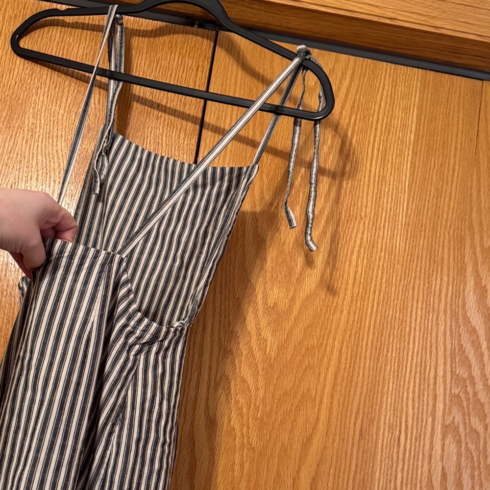 Striped navy blue and White open back jumpsuit - Picture 4 of 4